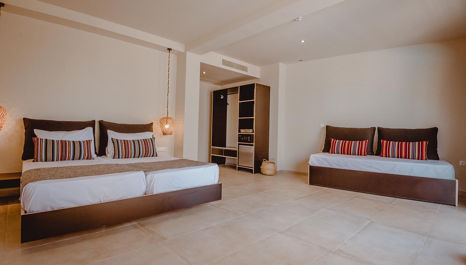 LARGE DOUBLE ROOM