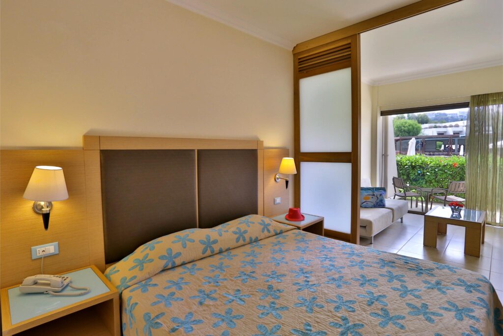 OPEN PLAN FAMILY ROOM SLIDING DOOR