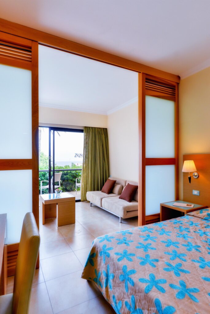 OPEN PLAN FAMILY ROOM SLIDING DOOR