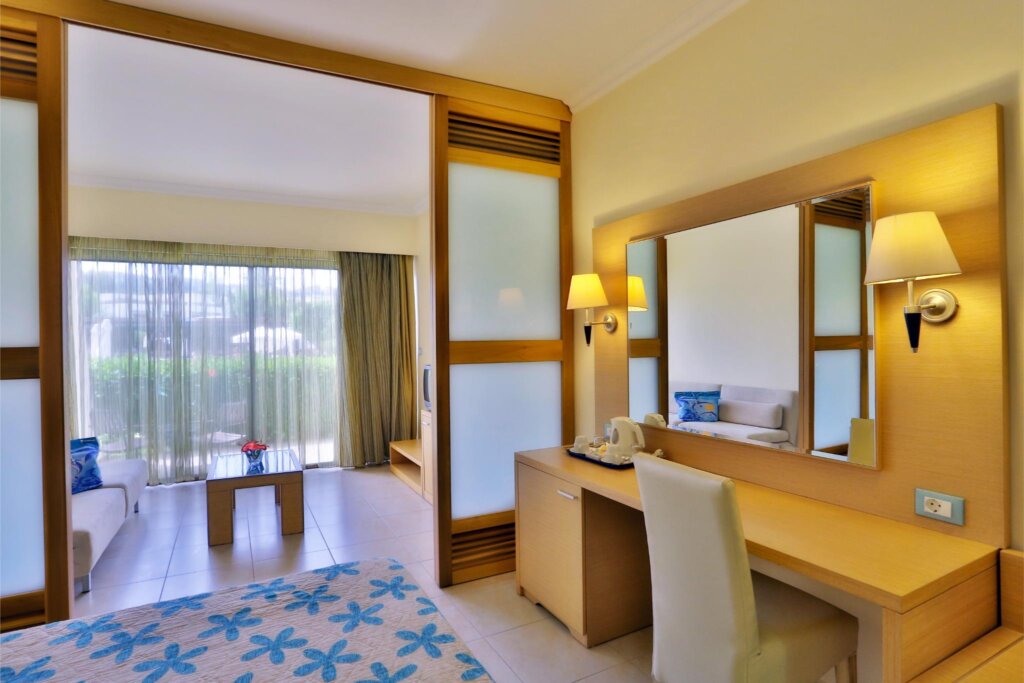 OPEN PLAN FAMILY ROOM SLIDING DOOR