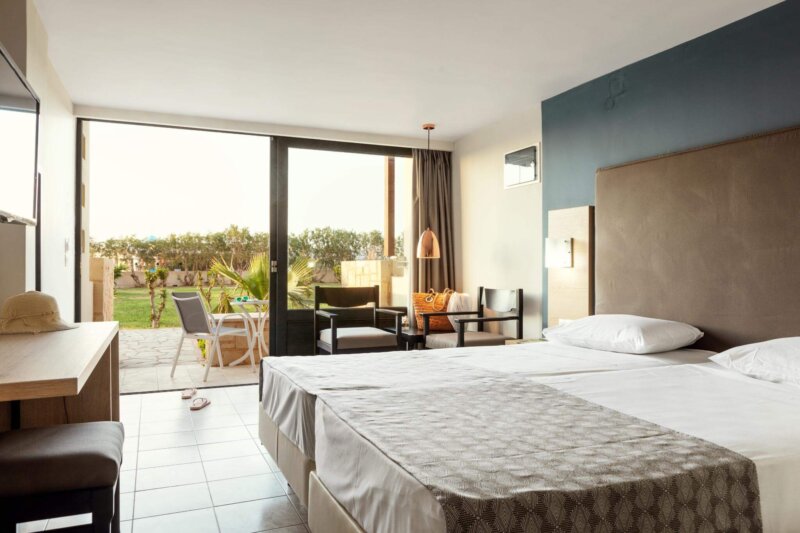 OPEN PLAN FAMILY ROOM