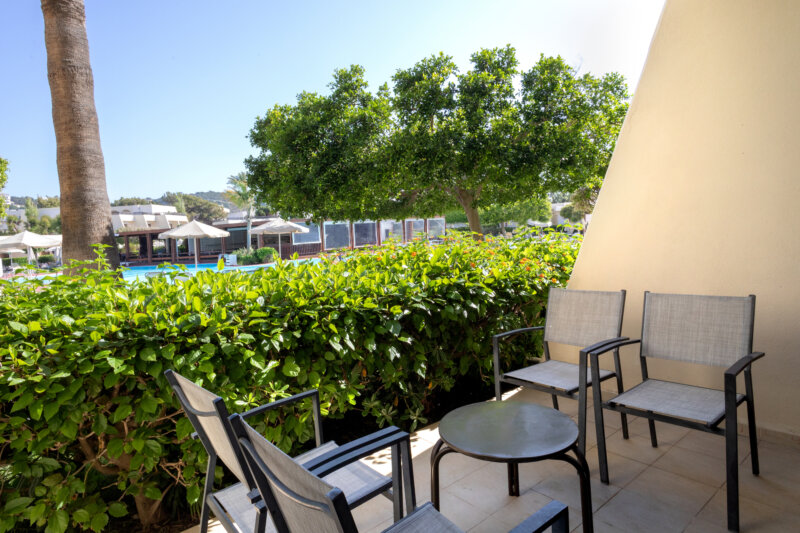 FAMILY ROOM WITH SLIDING DOORS