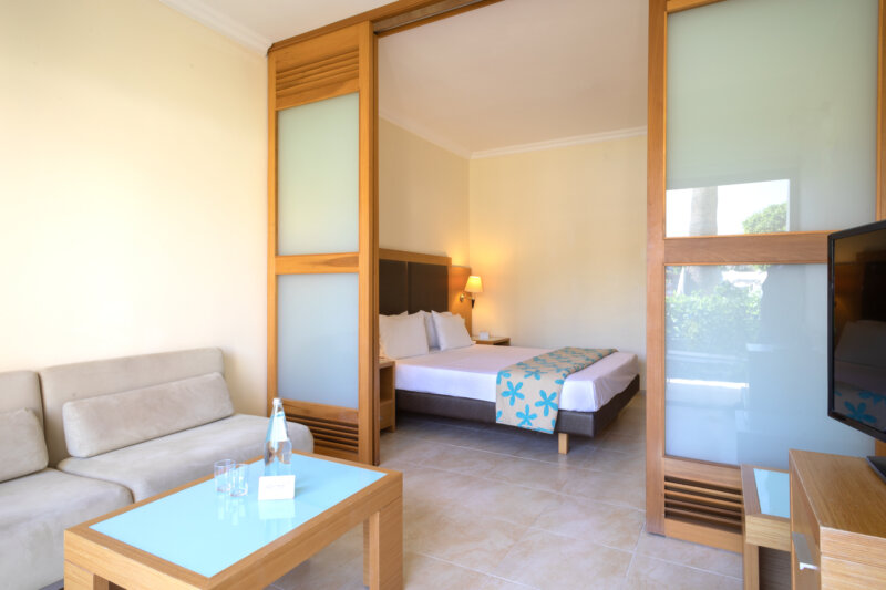 OPEN PLAN FAMILY ROOM SLIDING DOOR SEA VIEW