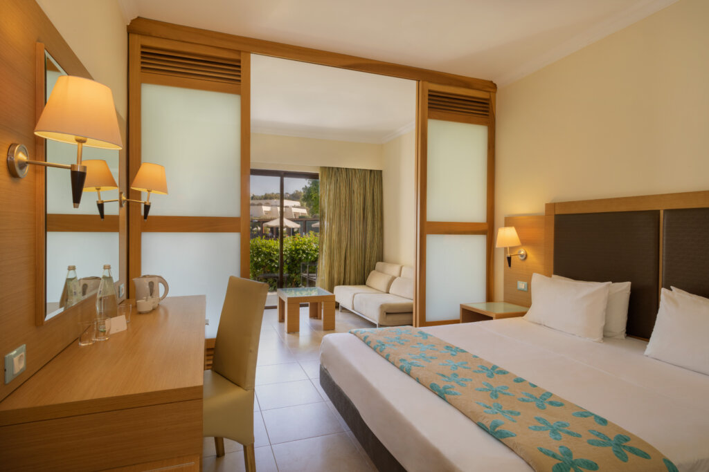 FAMILY ROOM WITH SLIDING DOORS