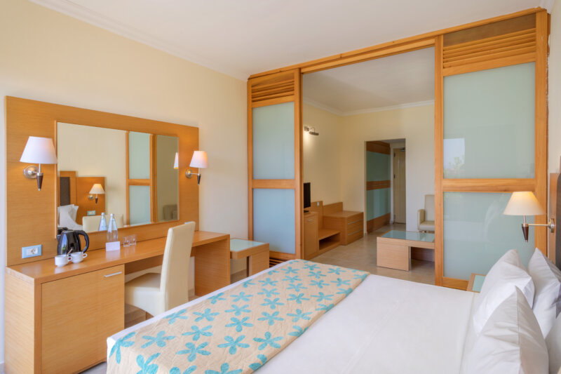 FAMILY ROOM WITH SLIDING DOORS