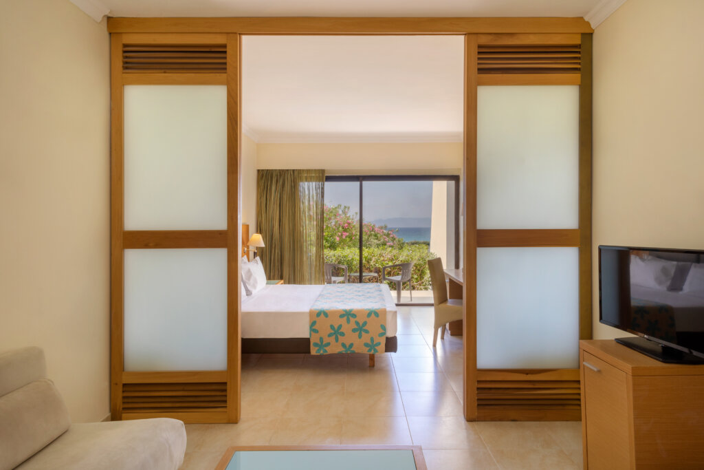 OPEN PLAN FAMILY ROOM SLIDING DOOR SEA VIEW