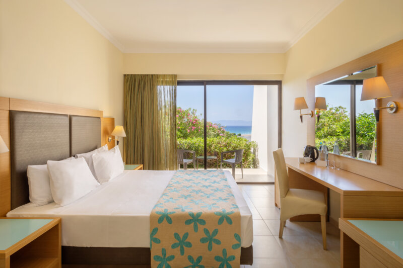 OPEN PLAN FAMILY ROOM SLIDING DOOR SEA VIEW