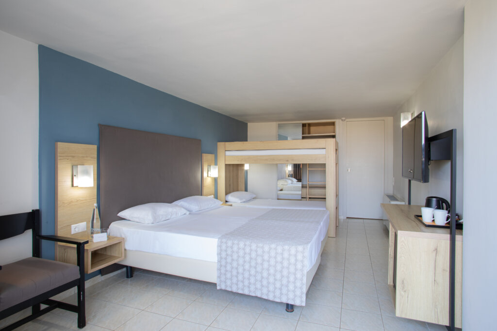 OPEN PLAN FAMILY ROOM