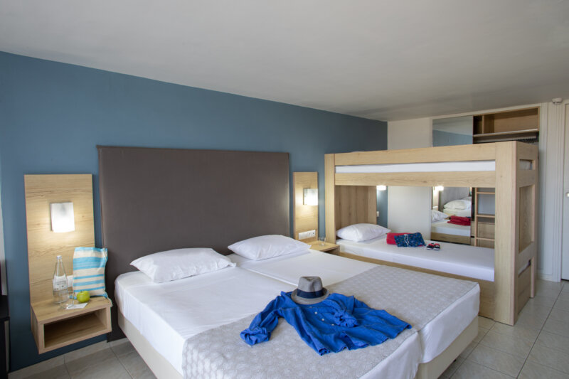 OPEN PLAN FAMILY ROOM