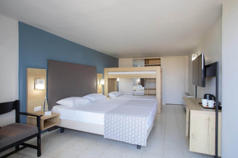 OPEN PLAN FAMILY ROOM