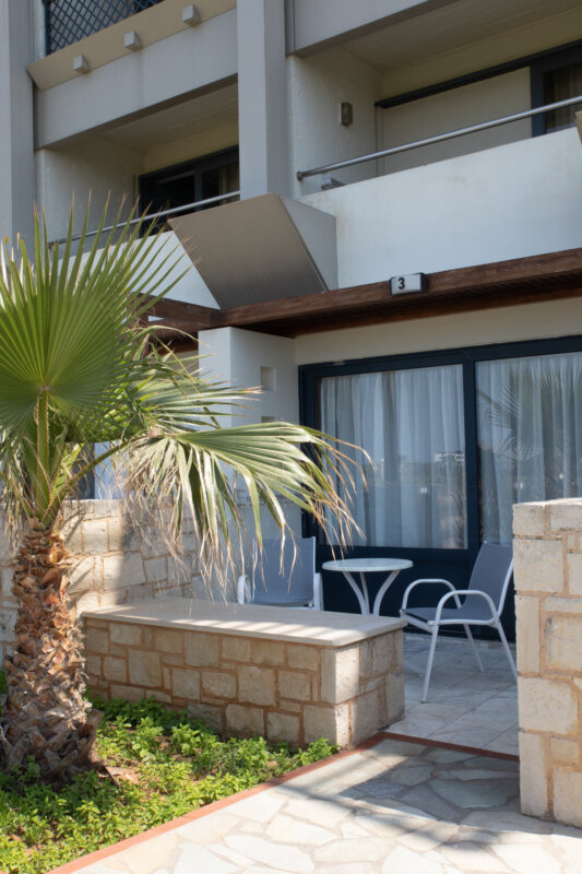 OPEN PLAN FAMILY ROOM TERRACE