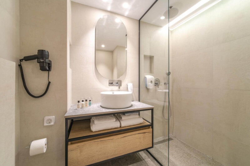 SUPERIOR ROOM GARDEN OR SEA VIEW BATHROOM