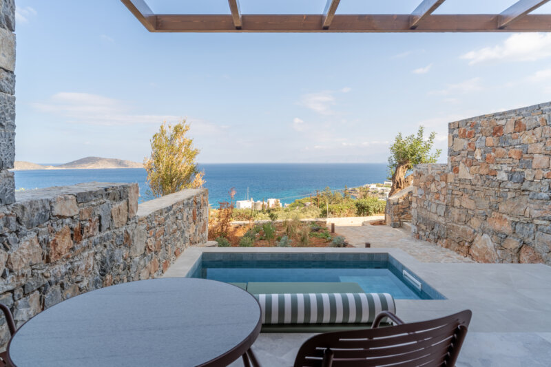 INNSiDE Loft Tauchpool mit Meerblick