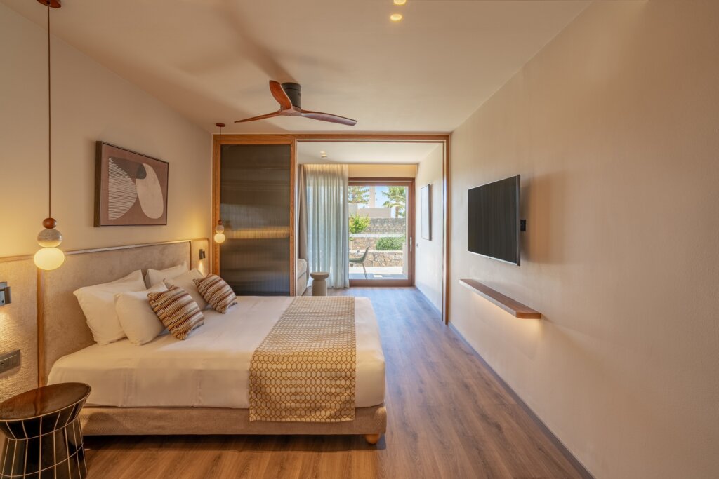 FAMILY SLIDING DOOR GARDEN VIEW