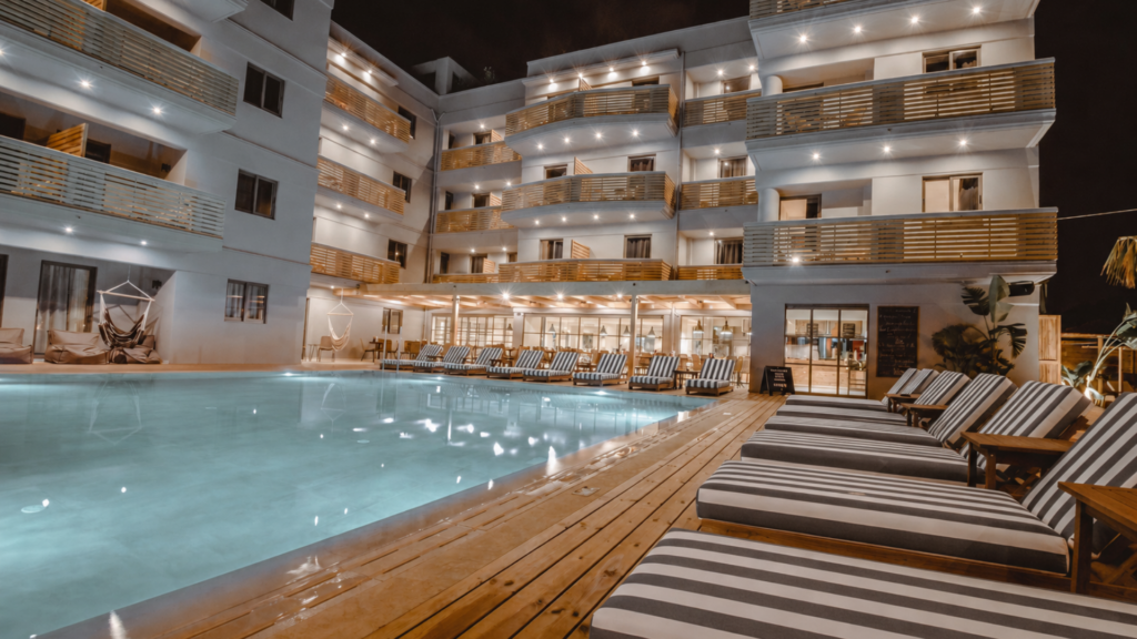 POOL & OUTDOOR