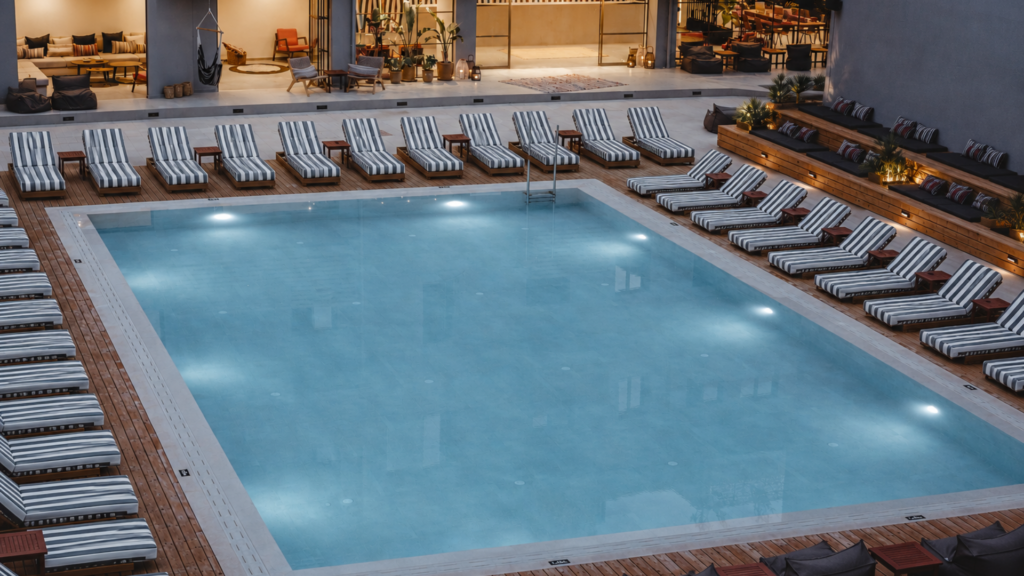 POOL & OUTDOOR