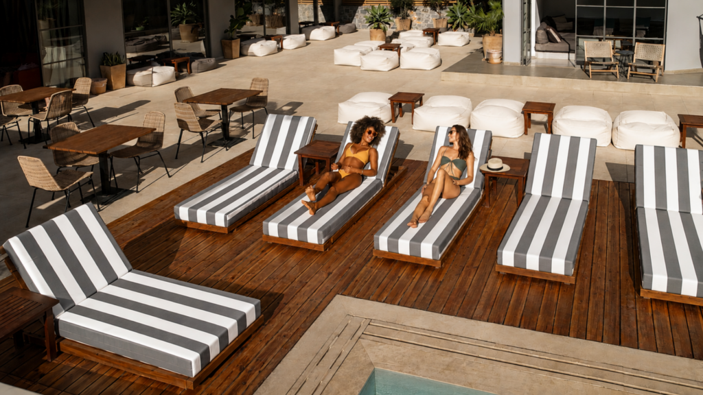 POOL & OUTDOOR