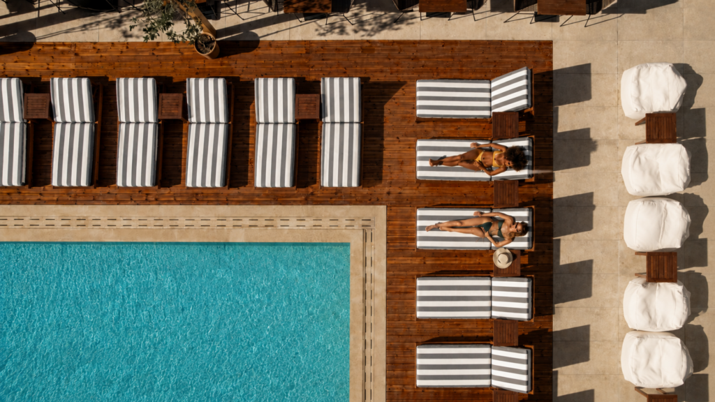 POOL & OUTDOOR