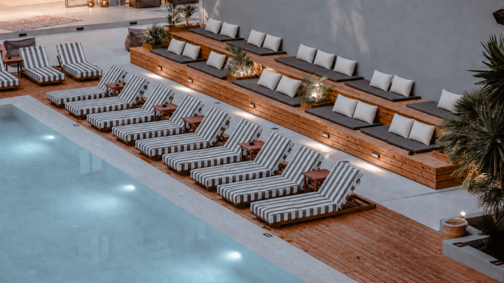 POOL & OUTDOOR